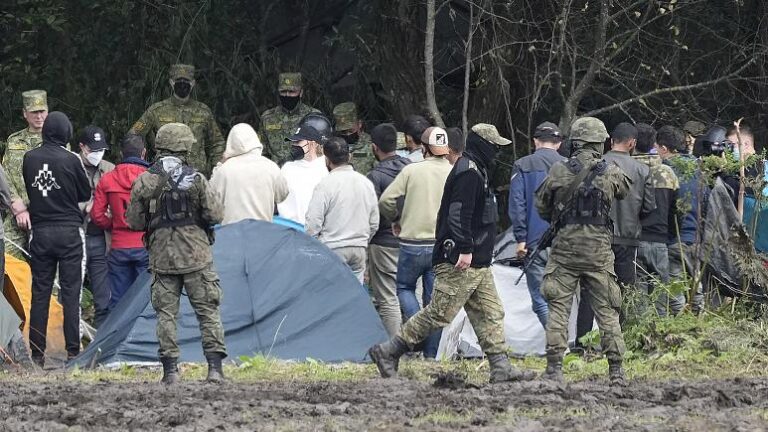 Polonia dërgon policë shtesë në kufirin e Bjellorusisë për shkak të fluksit të emigrantëve