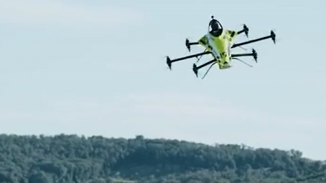 Njihuni me dronin e jashtëzakonshëm me një person në bord – pajisja kontrollohet nga distanca dhe mund të kryejë rrotullime