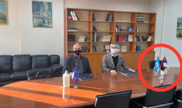 Koordinatori i EULEX-it në takim zyrtar pa flamur të Kosovës, por me të Serbisë