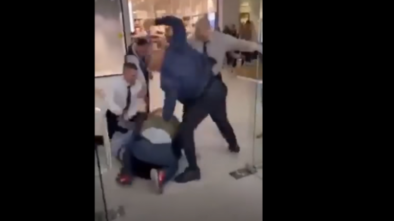 Dalin pamjet e rrahjes në qendrën tregtare: Sigurimi rrah familjarët dhe i kërcënon