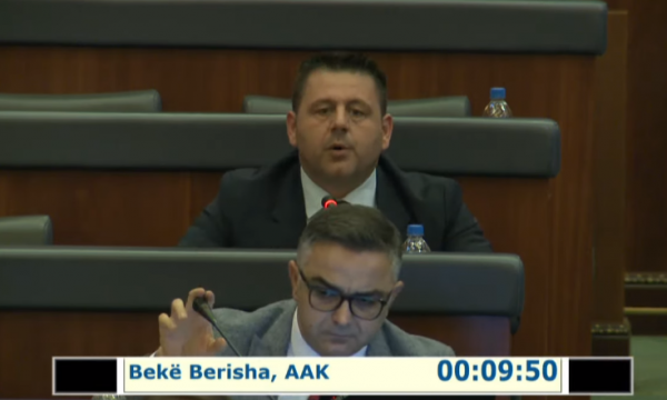 Bekë Berisha i kërkon PDK-së të kërkojë falje për deklaratën e Blerta Deliut