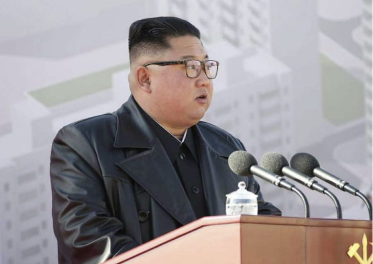 E pabesueshme; Korea e Veriut ndalon xhaketat e lëkurës, nuk duhet të imitohet Kimi