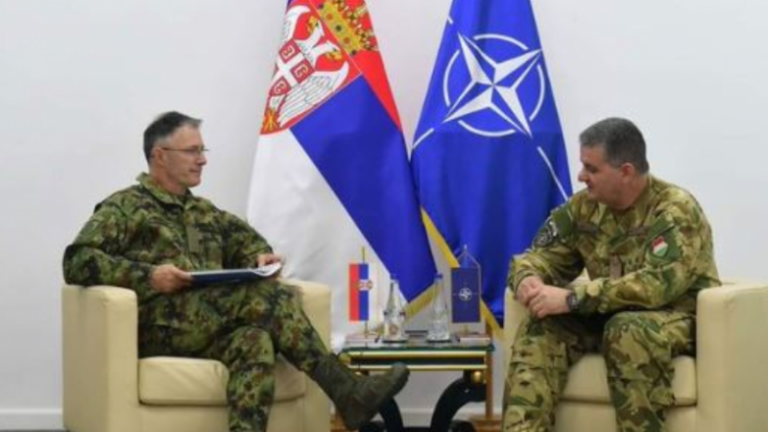 Komandanti i KFOR-it takon shefin e ushtrisë serbe, flasin për sigurinë në Kosovë