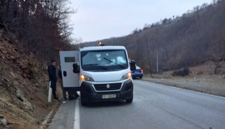 Grabitje e armatosur në dalje të Prishtinës, plaçkitet vetura e transportit të parave