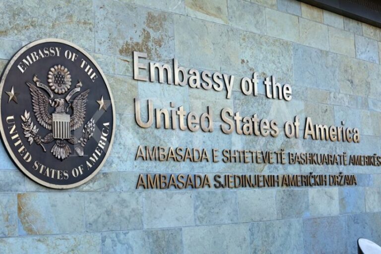 Ambasada Amerikane flet për mos-ftesën e Kosovës në Samitin e Demokracisë