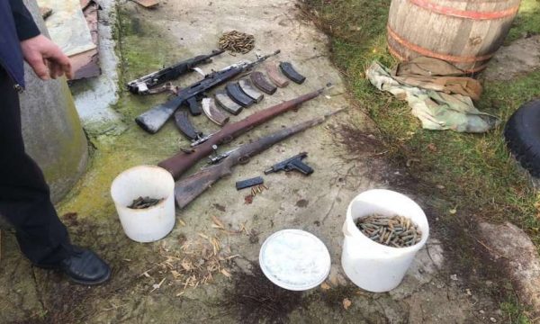 Serbit në Vushtrri i sekuestrohen dhjetëra armë dhe fishekë