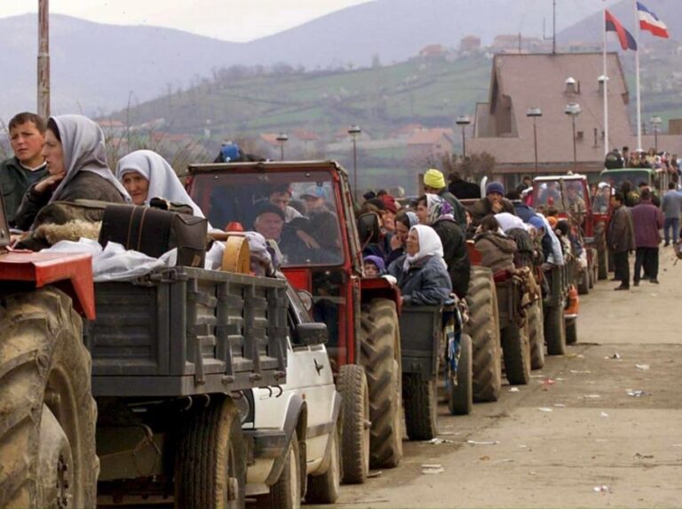 Video e rrallë: Kështu u dëbuan kosovarët nga serbët në vitin 1999