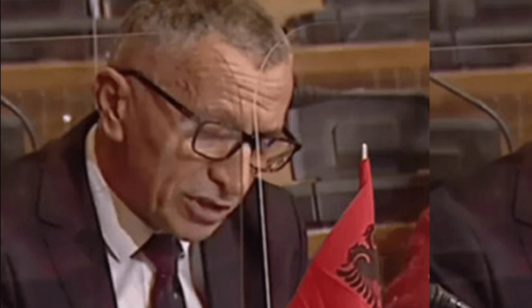 Shaip Kamberi lexon vargjet e himnit shqiptar në mes të Parlamentit të Serbisë