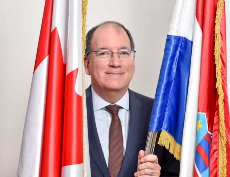 Ambasadori kanadez mbështet Kosovën për targat me Serbinë: Reagimi serb me rusët në kufi, i tepruar