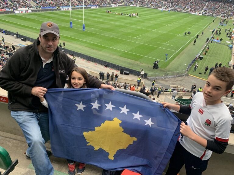 Ish-ambasadori britanik nuk e harron Kosovën, shpalos flamurin tonë midis stadiumit