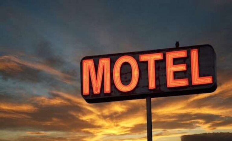 Banorët e tri fshatrave firmosin peticion kundër motelit