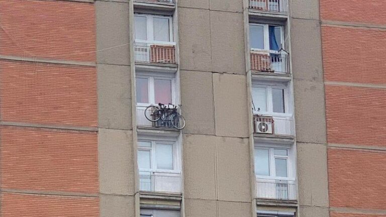 Nuk ka ballkon, qytetari në Prishtinë, var biçikletën në dritaret e banesës (FOTO)