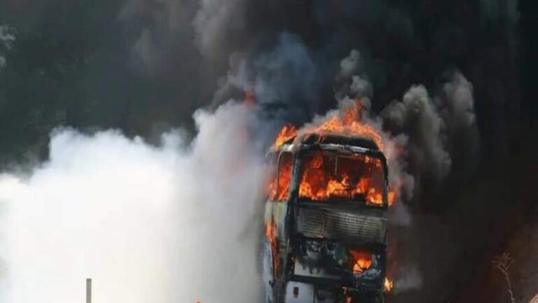 Mediat bullgare: Një grua u gjet e djegur në derën e autobusit me dy fëmijë në krah