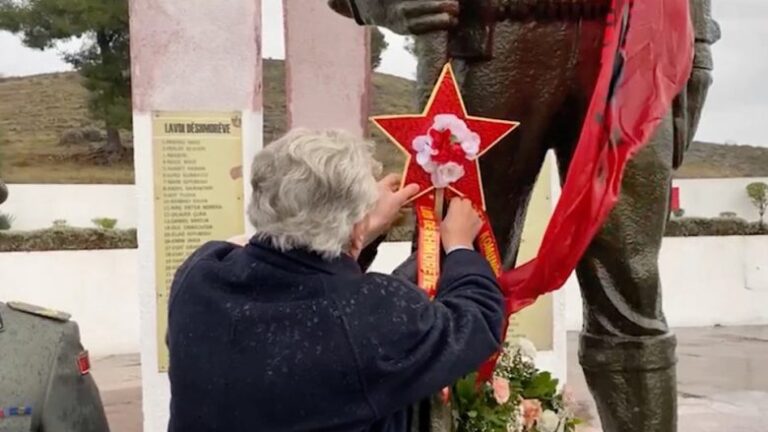 Rishfaqen nostalgjikët e diktatorit Enver Hoxha në Shqipëri, reagojnë të përndjekurit politikë