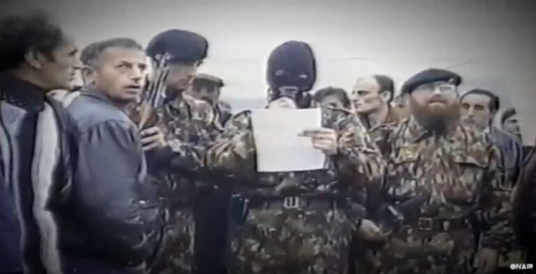 Momenti historik, kur luftëtarët e UÇK dolën për herë të parë në publik me uniforma (VIDEO)