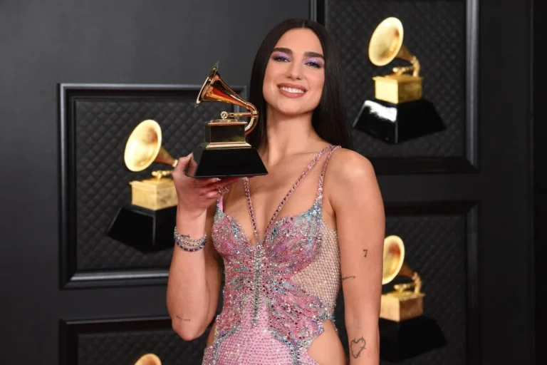 Dua Lipa artistja e vetme femër që ka qëndruar më së shumti në top 10 të “Billboard Hot 100”