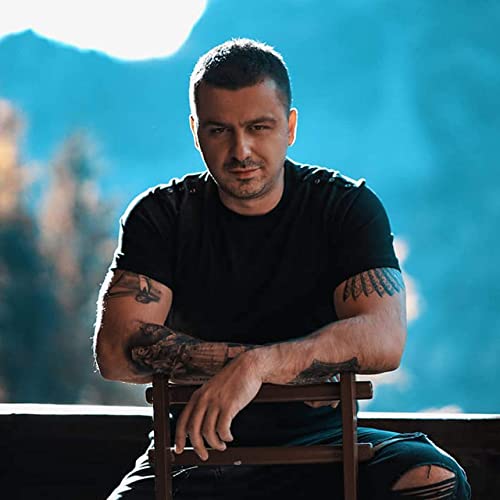Këngëtari Genc Prelvukaj kritikon shtatoren e Skënderbeut në Prizren: Kockë e lëkurë, i shëmtuar dhe me probleme anatomike