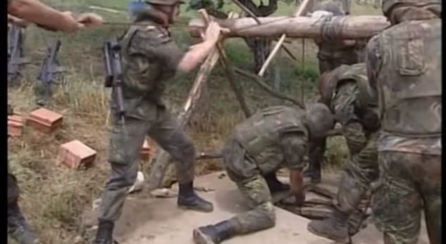 Pamje të rënda nga lufta në Kosovë: Momenti kur trupat e shqiptarëve nxirren nga bunaret (Video)