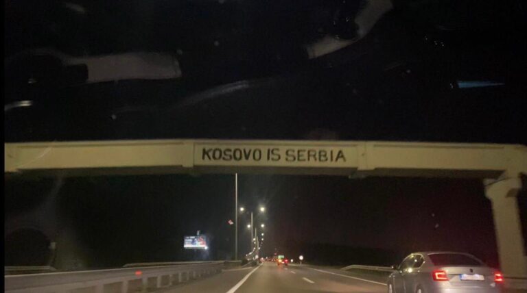 Serbët provokojnë rëndë mërgimtarët në hyrje të Beogradit me mbishkrime “Kosova është Serbi”