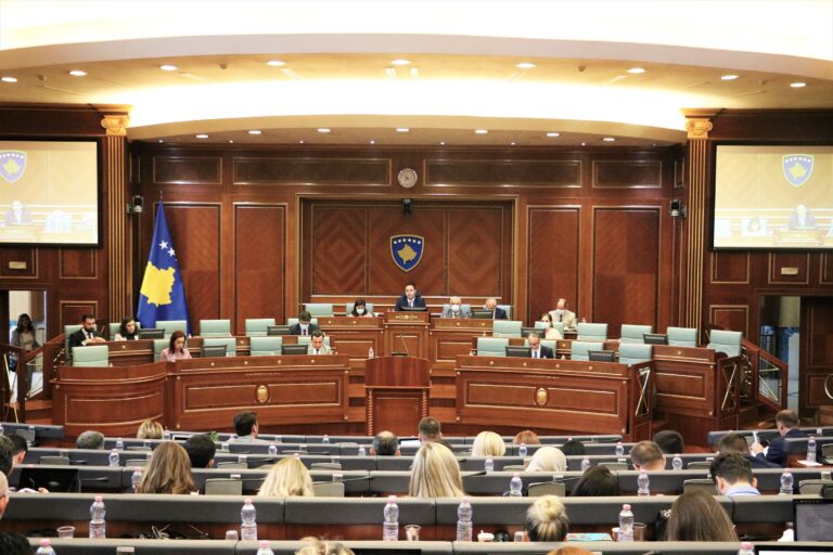 Kuvendi i Kosovës nënshkruan kontratë për furnizim me lule, vlera 30 mijë euro