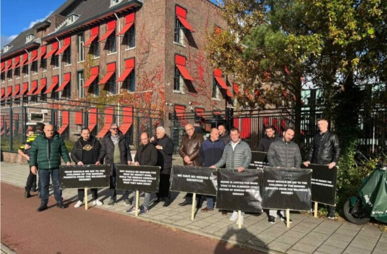 Bashkatdhetarët protestojnë në Hagë: Kriminelët serb ende janë të lirë