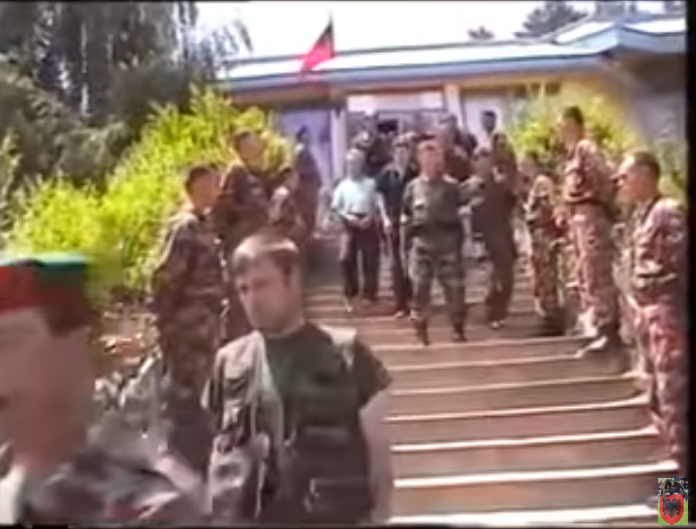 Momenti kur Bashkim Jashari që sot u bë komandant i FSK-së kishte pritur burrat e familjes Jashari (VIDEO)