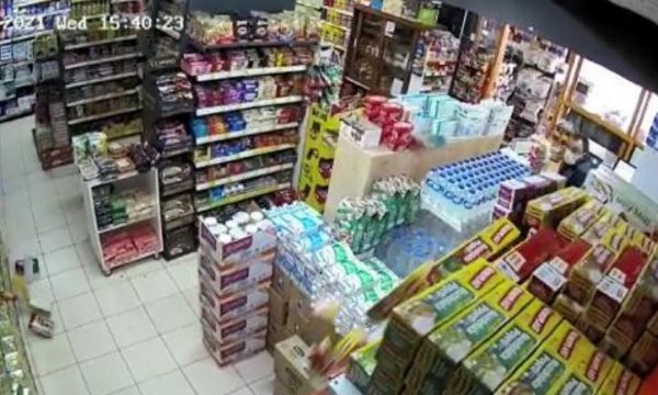 2 tërmete në Turqi/ Pamje kur njerëzit dalin me vrap nga dyqanet