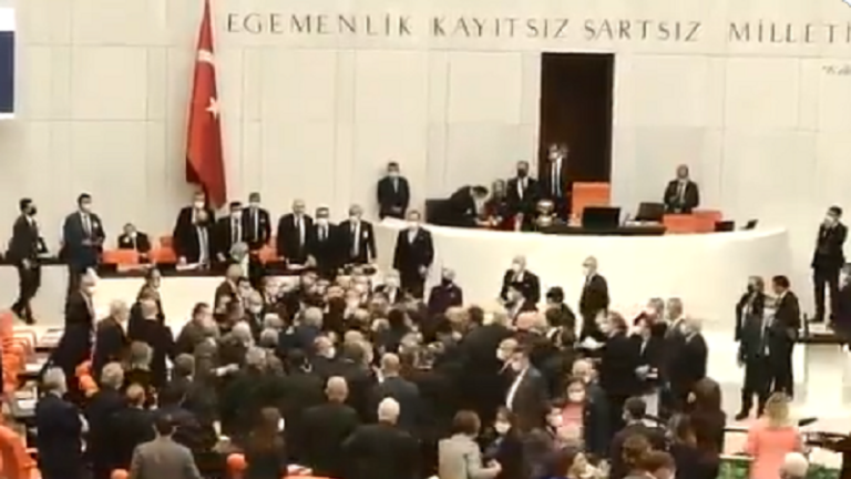 Plasin grushtat në Parlamentin e Turqisë (VIDEO)