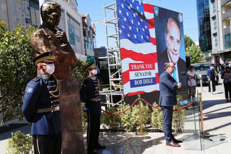 Ka ndërruar jetë miku i madh i Kosovës, senatori Bob Dole