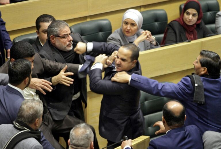 Pamje nga përIeshja me grushte në parlamentin e Jordanisë