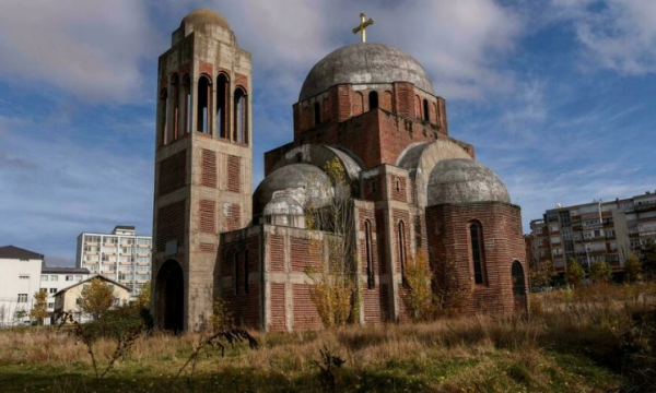 Mediumi francez shkruan për “betejën” mes Kosovës dhe Serbisë për pronësinë e Kishave Ortodokse