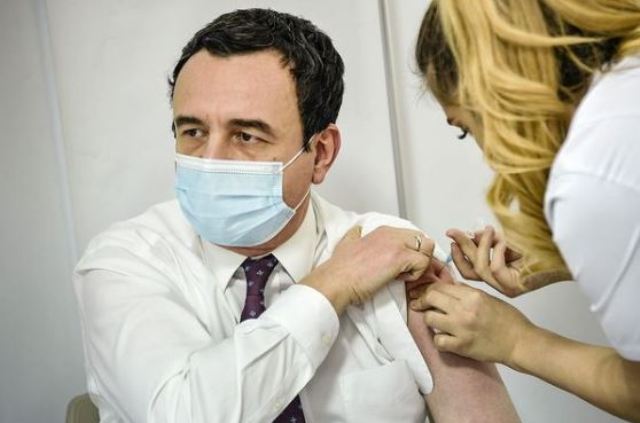 Kurti merr dozën e tretë të vaksinës anti-COVID dhe vaksinën kundër gripit sezonal