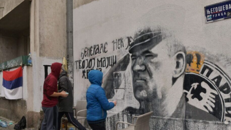 Të rinjët hoqën gëlqeren nga ‘murali’ i KRlMlNELIT serb të luftës Ratko Mladic