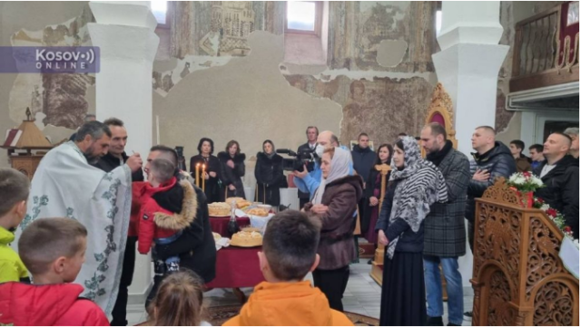 Serbët mbajnë liturgji në Prishtinë