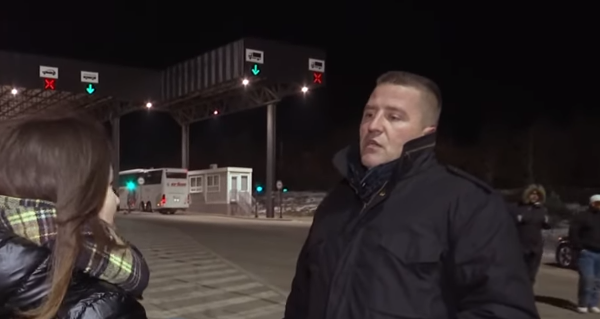 Mërgimtarët lënë veturat në kufi, ia mësyjnë Kosovës në këmbë