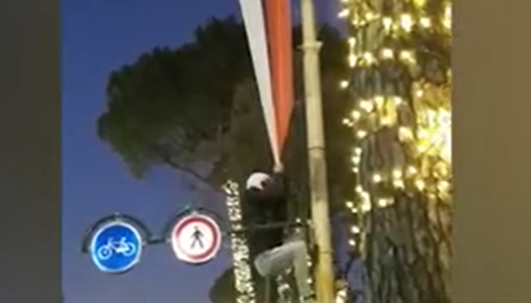 “Spidermani” në Tiranë, ngjitet në shtyllë dhe e shqyen flamurin serb