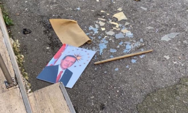 Arrestohet një person sepse e hodhi në tokë fotografinë e Erdoganit