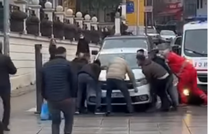 Qytetarët detyrohen ta lëvizin automjetin e parkuar pavend, për t’i liruar rrugën autoambulancës (VIDEO)