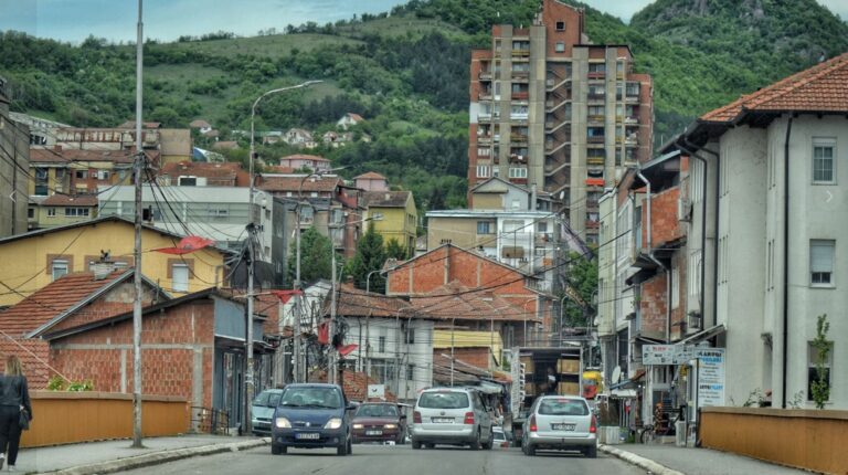 Flamuri kombëtar dhe i UÇK-së në lagjen boshnjakëve, serbët e quajnë provokim dhe nxitje