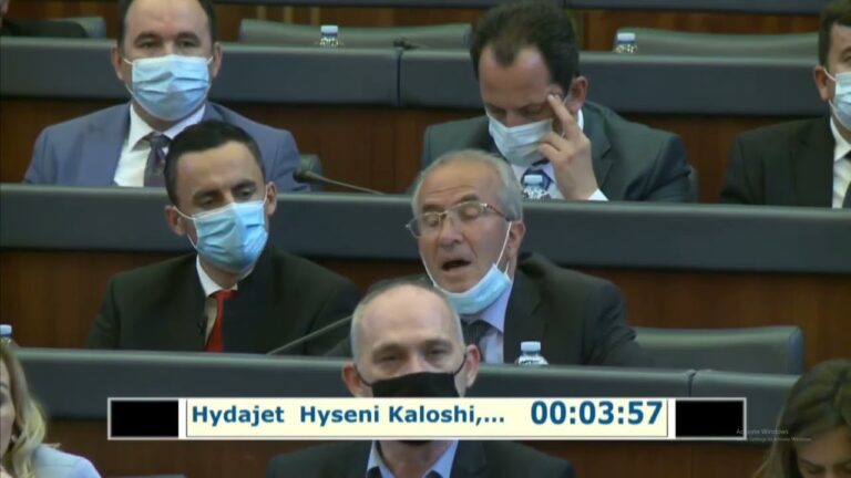 Hydajet Hyseni e reciton “qesh i vogël e u rrita” në Kuvendin e Kosovës