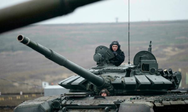 Rusia nis të zbutet, largon 10 mijë trupa nga kufiri me Ukrainën