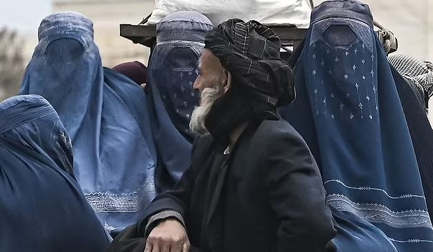 Talibanët ndalojnë gratë afgane të udhëtojnë më larg se 72 kilometra pa një burrë