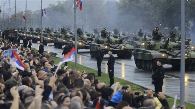 Serbia rifillon blerjen e armëve nga Rusia, NATO bën thirrje për ulje të tensioneve