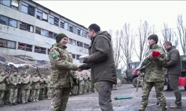 Presidenti ukrainas u jep zemër ushtarëve në frontin e luftës: Kam besim se do ta mundim Rusinë