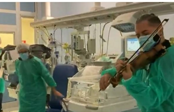 Violinisti shqiptar që bën muzikë në terapi intensive për fëmijët e sëmurë