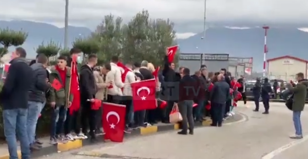 Me flamuj të turqisë dhe fotografi, qytetarët presin Erdoganin në aeroportin e Rinasit në Shqipëri