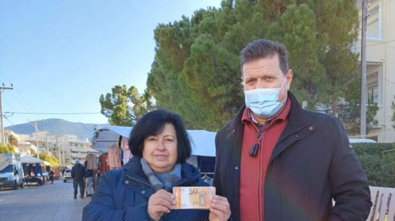 Gruaja që shet rroba të përdorura gjen 5 mijë euro në xhepat e tyre, befason me gjestin e saj