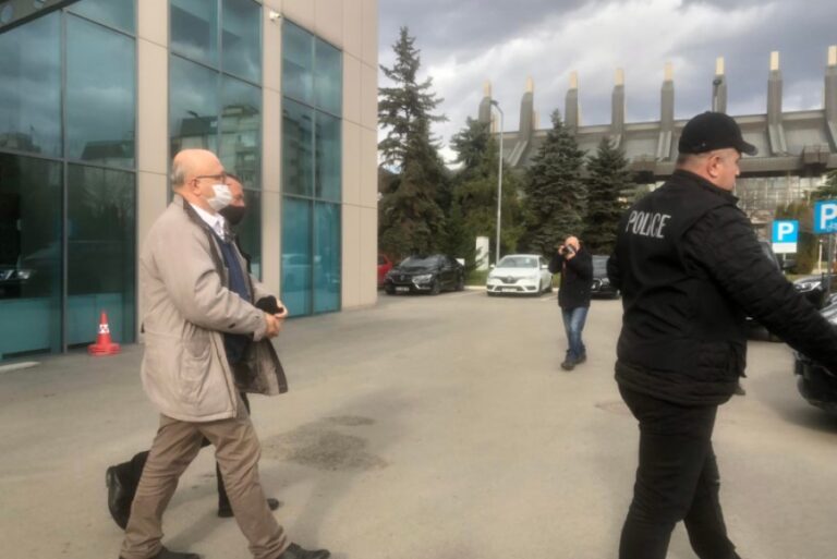 Kryeinspektori Bedri Halimi nxirret i prangosur nga Ministria e Mjedisit