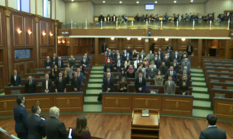 Kuvendi e fillon seancën e jashtëzakonshme me një minutë heshtje për Reçakun