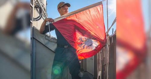Momenti kur flamuri shqiptar valëvitet në “bishën” amerikane, ambasada: Piketë për marrëdhëniet tona